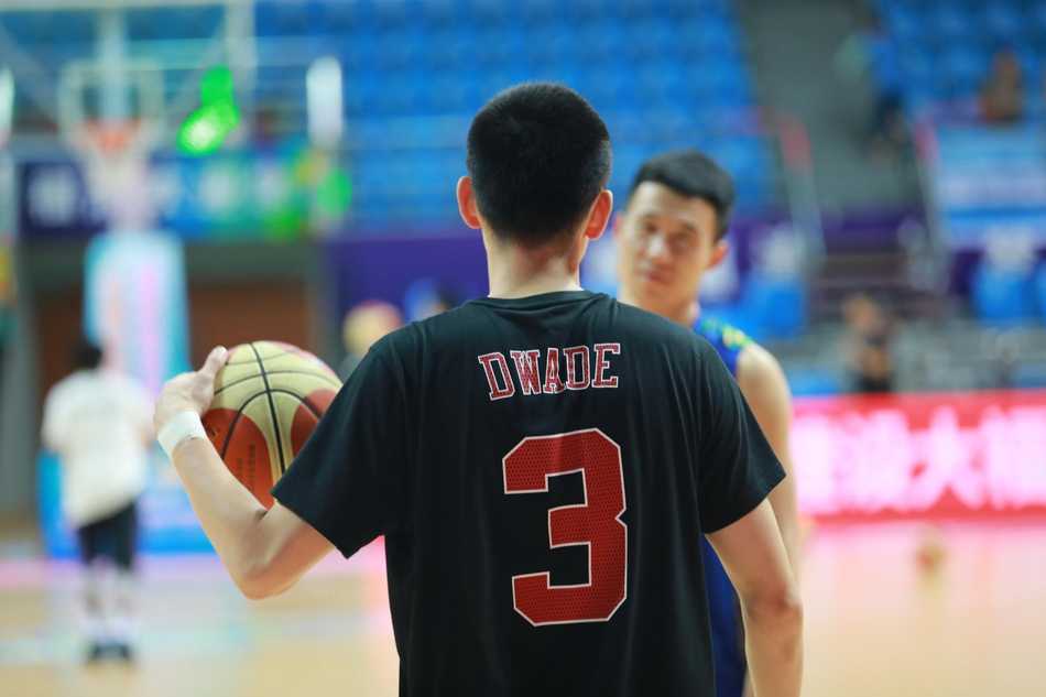 福清争霸赛惊魂一幕辽篮遭俄罗斯军团十七分大逆转 俄罗斯诺沃斯比尔斯克队球员迎着福建队防守强行远投,试图重演逆转奇迹