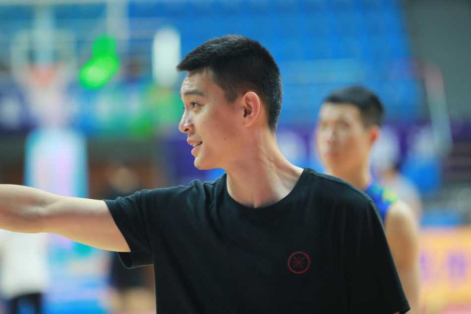 福清争霸赛惊魂一幕辽篮遭俄罗斯军团十七分大逆转 福建队核心陈林坚在福清家乡父老面前神情专注,准备持球发起致命一击