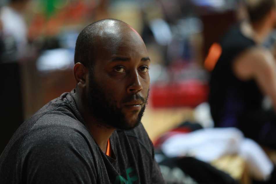 福清争霸赛惊魂一幕辽篮遭俄罗斯军团十七分大逆转 辽宁男篮后卫在对手严密包夹下艰难突破,脸上写满了对局势失控的焦急