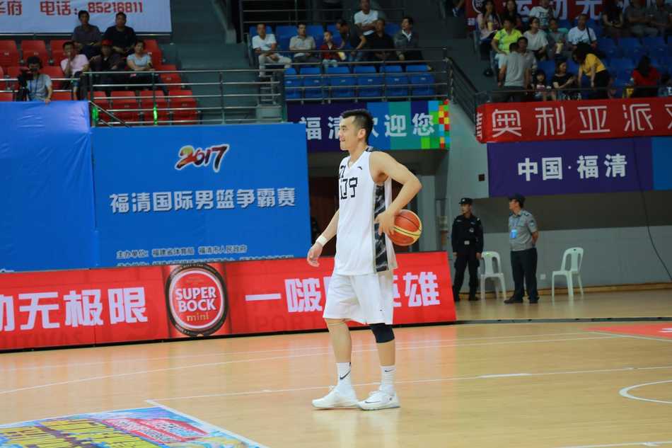 后场核心蝴蝶穿花，急停跳投美如画锁定胜局