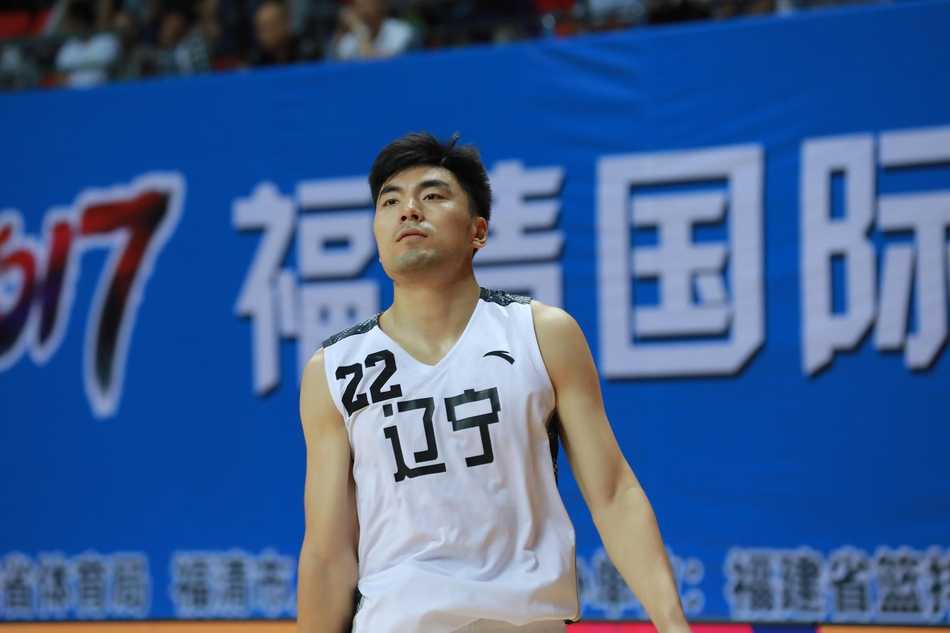 全场紧逼铜墙铁壁，立陶宛后卫寸步难行无奈失误