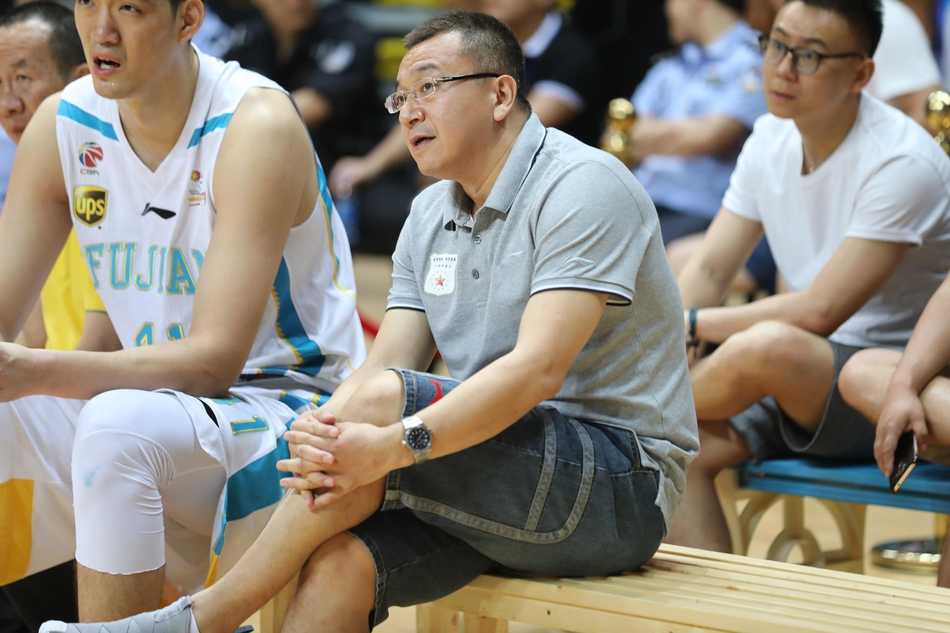 福清市体育馆内灯火通明，福建队球员在主场山呼海啸般的助威声中蓄势待发