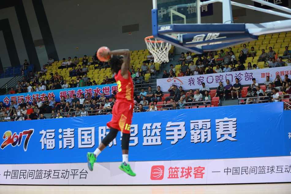 福清男篮争霸赛上演激情碰撞 俄罗斯巨塔发威力擒立陶宛 俄罗斯队后卫如灵蛇般突破立陶宛人的防线,他在空中对抗后奋力上篮,整个体育馆的目光都聚焦于这颗决定命运的篮球。
