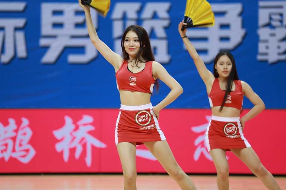 福清男篮争霸赛上演激情碰撞 俄罗斯巨塔发威力擒立陶宛 俄罗斯队教练在场边激情指挥,他挥舞着拳头,试图唤醒队员们的防守激情,身后的巨大计分牌记录着这场毫厘之间的激烈对决。