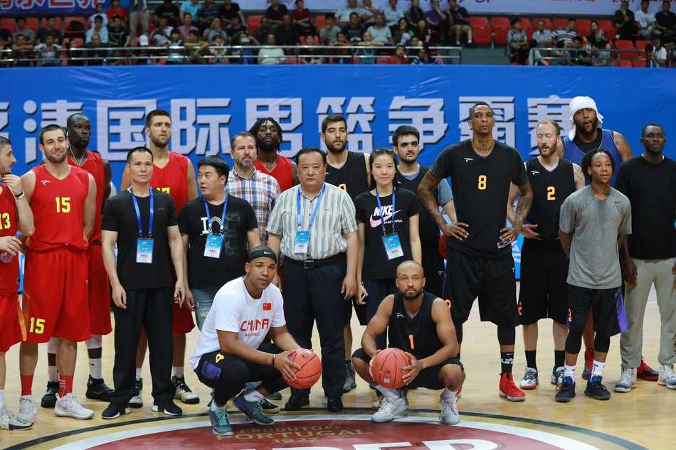 福清男篮争霸赛上演激情碰撞 俄罗斯巨塔发威力擒立陶宛 立陶宛球员眼疾手快完成关键抢断,瞬间发动反击,他像一阵旋风般冲向空旷的对手半场,眼神中充满了战斗民族的坚毅与对胜利的渴望。