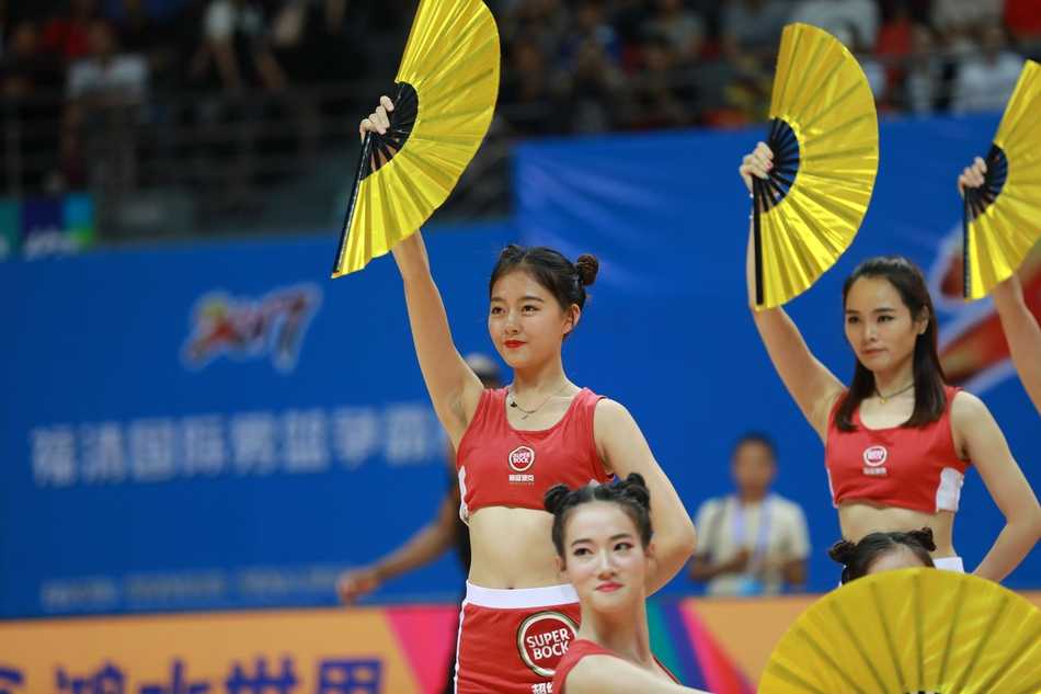 福清男篮争霸赛上演激情碰撞 俄罗斯巨塔发威力擒立陶宛 终场哨响,获胜的俄罗斯队员紧紧拥抱在一起,他们的欢呼声与现场观众的呐喊汇成一片欢乐的海洋,背后是失落的立陶宛球员落寞的背影。