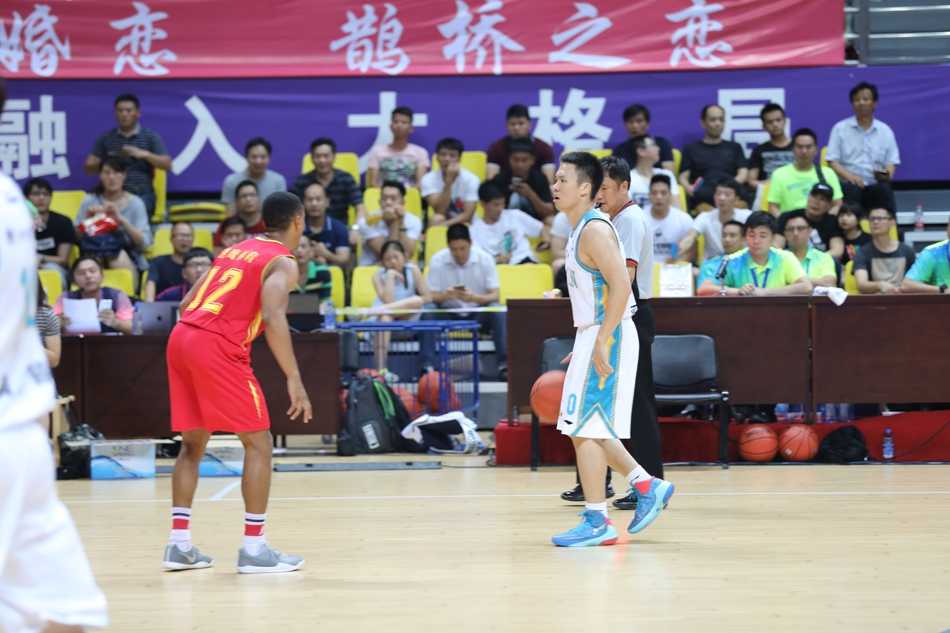 福清男篮争霸赛福建队上演惊天逆转 主场力克美国明星联队 孙喆在对方内线群中高高跃起,如飞鹰扑食般将篮板球稳稳收入囊中,他的长臂在人群中显得格外醒目。