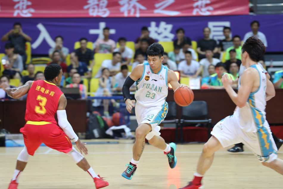 福清男篮争霸赛福建队上演惊天逆转 主场力克美国明星联队 赵泰隆高高跃起,在空中与对方发生身体对抗后失去平衡,但他依然凭借强大的腰腹力量将球送进篮筐,裁判哨响,进球有效还要加罚!