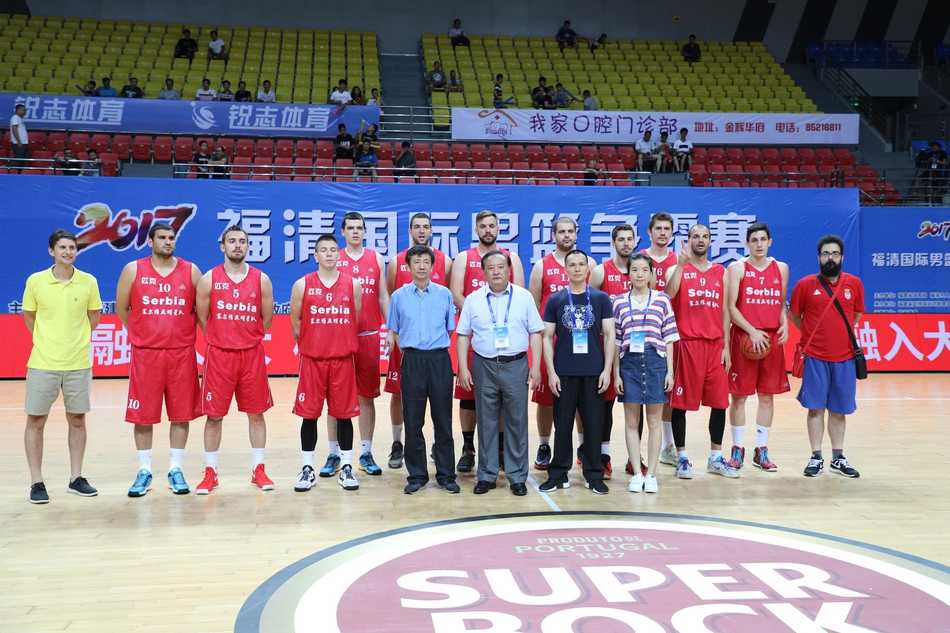 美国队后卫丹沃克在塞尔维亚人的严密防守下强行突破，他单枪匹马撕开防线砍下全场最高的24分