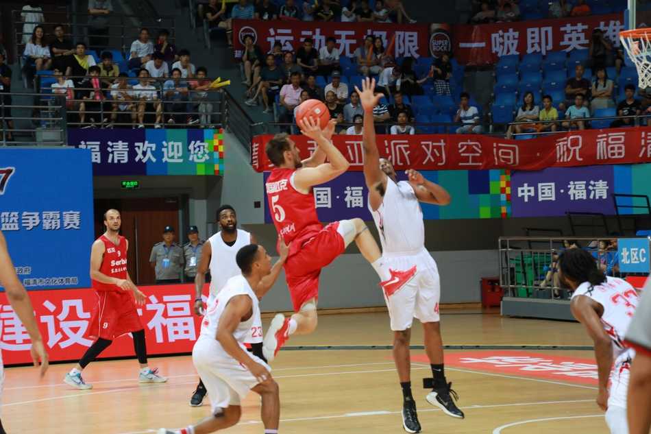 末节决战时刻，双方球员在篮下展开惨烈的肉搏，每一个篮板球都引发了多人争抢，肌肉碰撞声清晰可闻