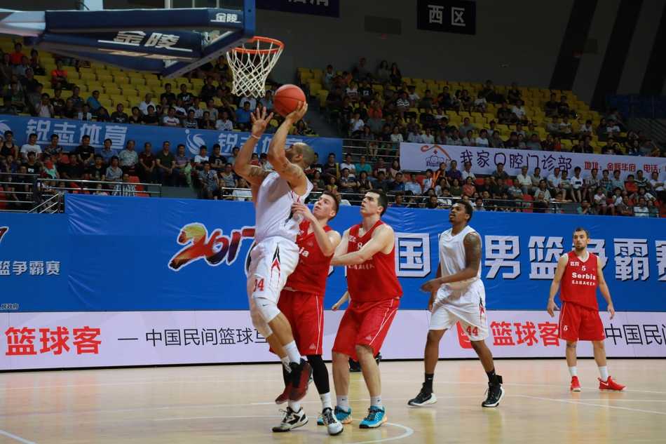 塞尔维亚核心武科维奇此役手感滚烫，他一次次在三分线外百步穿杨，全场轰下22分让美国队的防线顾此失彼