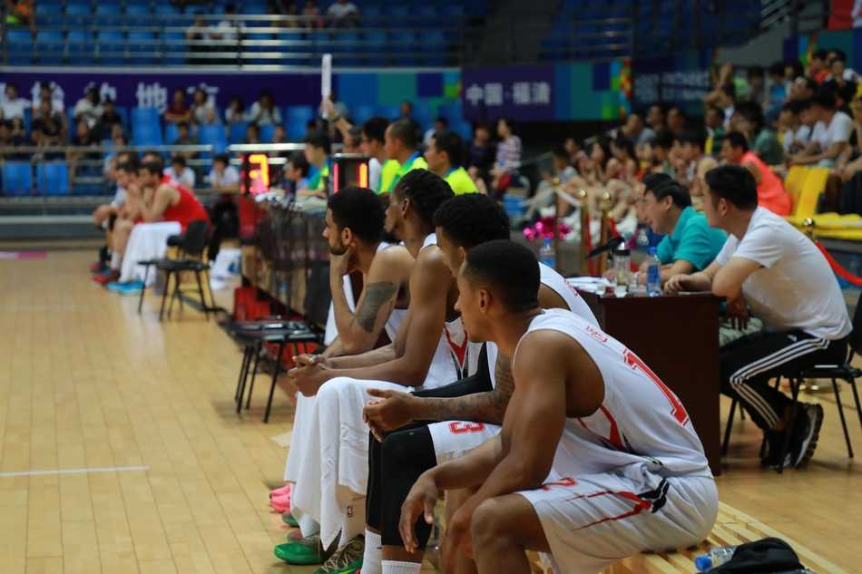 迈克尔安德森高高跃起，以一记势大力沉的双手隔扣震惊四座，这一球成为了美国队吹响反击号角的转折点