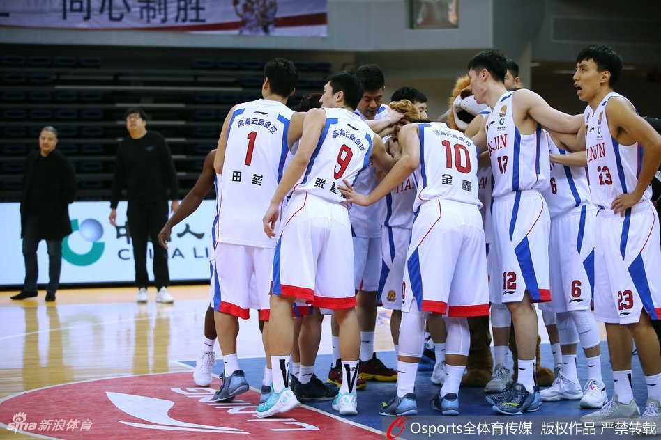 福特森三双对飚杰特,广厦客场大胜天津豪取九连胜 广厦队胡金秋在天津队内线长人阵中高高跃起,以一记轻盈的挑篮躲避封盖,眼神专注而坚定。