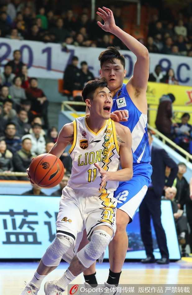 福特森无双39分19助,广厦力克青岛豪取八连胜 广厦后卫福特森强行突破,在空中与青岛防守球员发生身体对抗后,用柔和的手感抛射打板命中。