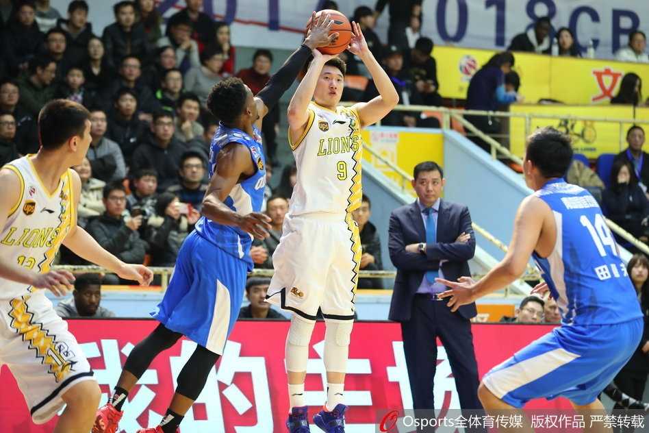 福特森无双39分19助,广厦力克青岛豪取八连胜 广厦年轻后卫孙铭徽快速反击中利用节奏变化跳步上篮,在青岛队员封盖之前将球稳稳放进篮筐。