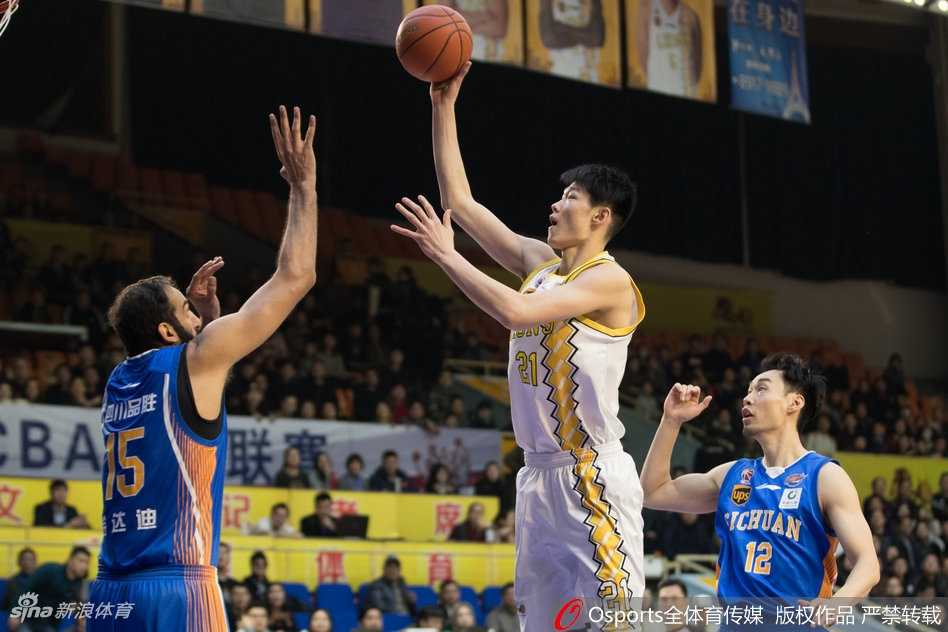 希腊中锋博洛西斯背身单打哈达迪，利用梦幻脚步晃开防守后轻松放篮，展现欧洲内线细腻技术