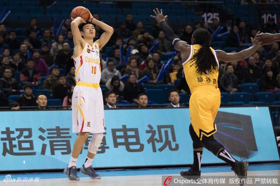 福特森穿针引线胡金秋内线翻江倒海,广厦客场兵不血刃擒同曦豪取六连胜 广厦队的快攻旋风席卷全场,刘铮如一道白色闪电疾速前插,接福特森妙传轻松上篮,同曦队员只能望尘莫及。