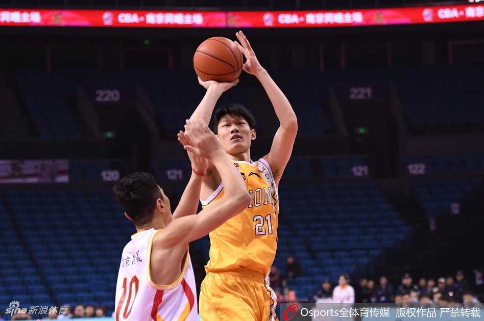 福特森穿针引线胡金秋内线翻江倒海,广厦客场兵不血刃擒同曦豪取六连胜 希腊中锋博洛西斯用他宽厚的背部顶开防守,在三人包夹之下依然从容地将球放入篮筐,展现了欧洲内线的精湛技艺。