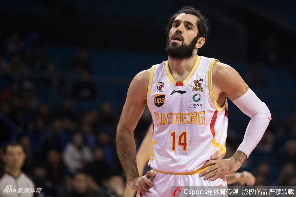 福特森穿针引线胡金秋内线翻江倒海,广厦客场兵不血刃擒同曦豪取六连胜 李京龙在外线觅得稍纵即逝的战机,三分线外果断出手,篮球在空中划出一道彩虹般的弧线,直穿网心。