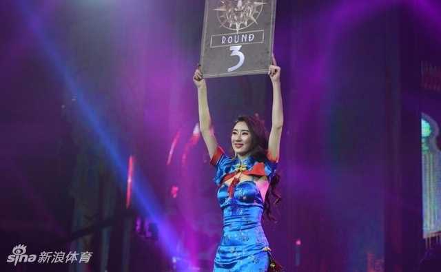 萌萌投篮后笑容洋溢，汗水闪耀着光芒，仿佛将整个篮球场的活力都凝聚在脸上