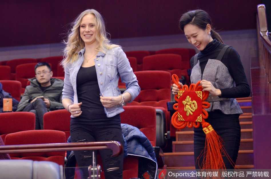 立陶宛冬日的暖阳:莫泰娇妻手执福字,笑靥如花映照齐鲁之心 赛后,她手拿寓意吉祥的福字在场边等候,脸上洋溢着抑制不住的喜悦,那是一种与爱人共享胜利后的纯粹快乐,举手投足间尽显优雅与从容,让人惊觉岁月静好莫过于此。