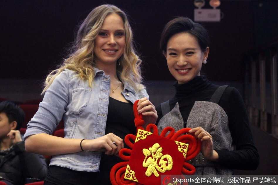 立陶宛冬日的暖阳:莫泰娇妻手执福字,笑靥如花映照齐鲁之心 在球场璀璨灯光的映照下,她微微侧首,手中的福字宛如一抹东方胭脂,点缀在她白皙的面庞旁,那不经意间流露的嫣然一笑,足以融化北方冬夜的寒冰。