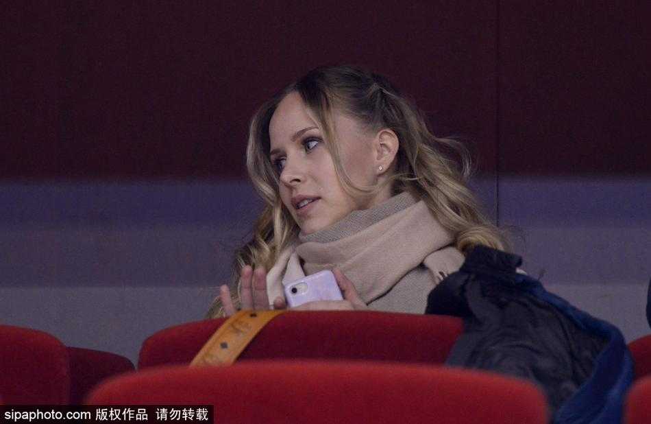 立陶宛高塔的铁血柔情:莫泰女友现场助阵,闪耀齐鲁体育馆 暂停间隙,莫泰尤纳斯喘着粗气望向观众席,目光穿越人群的缝隙,恰好与女友担忧的眼神相遇,两人隔空无声交流,空气里弥漫着铁血硬汉背后的脉脉温情。