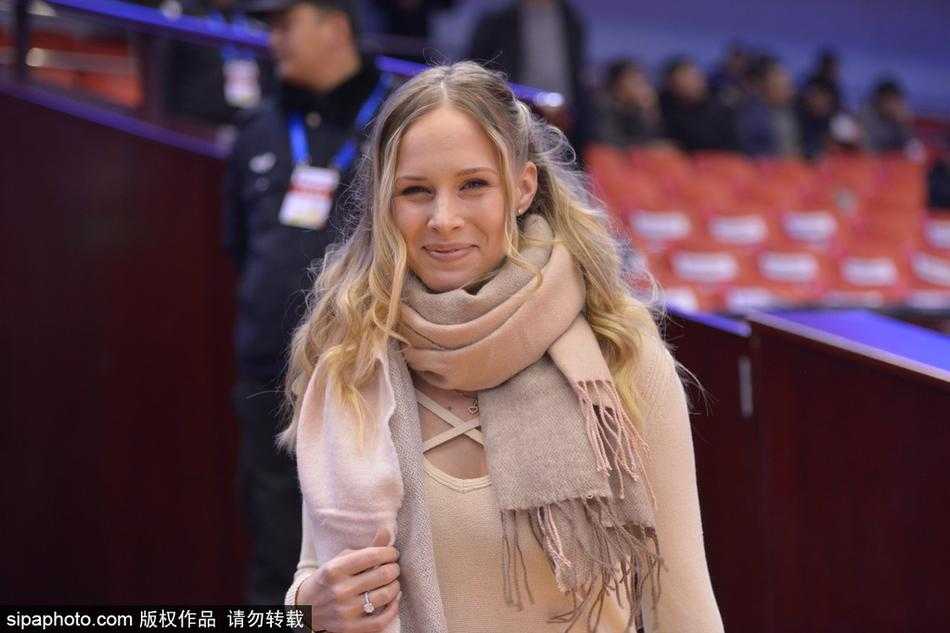 立陶宛高塔的铁血柔情:莫泰女友现场助阵,闪耀齐鲁体育馆 球场上的莫泰尤纳斯背身单打,肌肉线条在紧绷的球衣下清晰可见,而看台上的女友则双手托腮,眼神中流露出骄傲与关切,这一刻,整个球馆的喧嚣仿佛都成了他们二人的背景音乐。