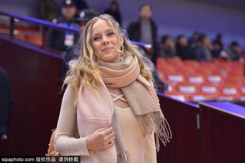 立陶宛高塔的铁血柔情:莫泰女友现场助阵,闪耀齐鲁体育馆 比赛尘埃落定,莫泰高举手臂指向看台,顺着他手指的方向,女友起身鼓掌回应,两人脸上洋溢着胜利的喜悦,这一刻,篮球不仅连接了篮筐与地面,更连接了两颗炽热的心。