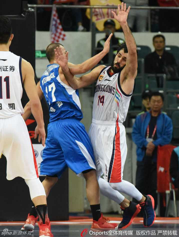 篮下硝烟群英会:从苏伟卡位到麦克鲁姆神射的经典战纪 麦克鲁姆迎着防守人干拔三分出手,指尖的拨动赋予篮球美妙的旋转,皮球越过指尖飞向篮筐