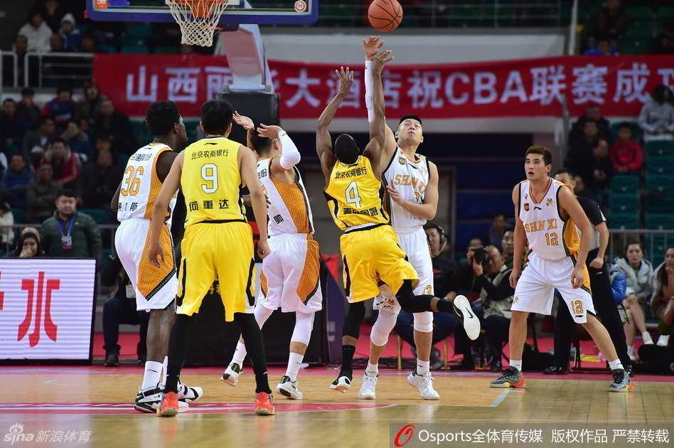 篮下硝烟群英会:从苏伟卡位到麦克鲁姆神射的经典战纪 双方三四名球员在篮下扭作一团,人仰马翻,皮球在地上蹦跳,裁判急促地吹响哨子试图分开众人