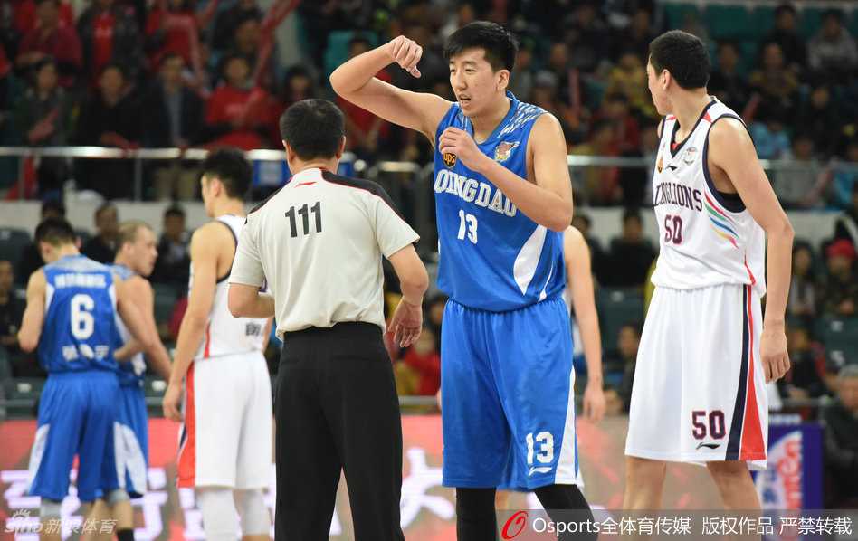 篮下硝烟群英会:从苏伟卡位到麦克鲁姆神射的经典战纪 裁判员站在技术台前认真观看录像回放,场边教练组焦急等待,身后是黑压压的观众席