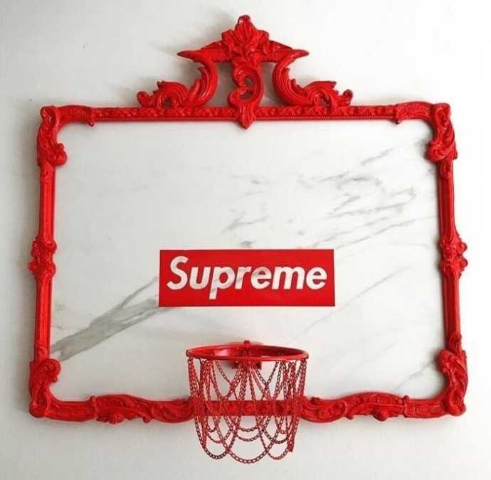 篮板之上:当篮球撞破传统边界,谁还忍心投篮 一块看似由旧木板拼凑而成的篮板,岁月在它身上留下了斑驳的痕迹,仿佛在诉说着无数个黄昏里篮球撞击的古老故事。