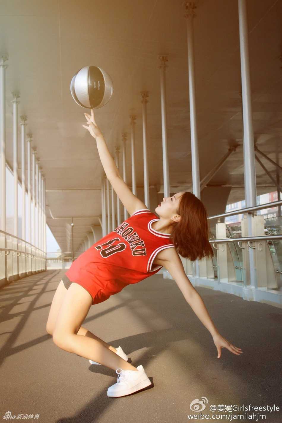 姜冕与BAD GIRLS团队的伙伴们在一起，三人动作整齐划一，脸上洋溢着默契与自信的笑容。