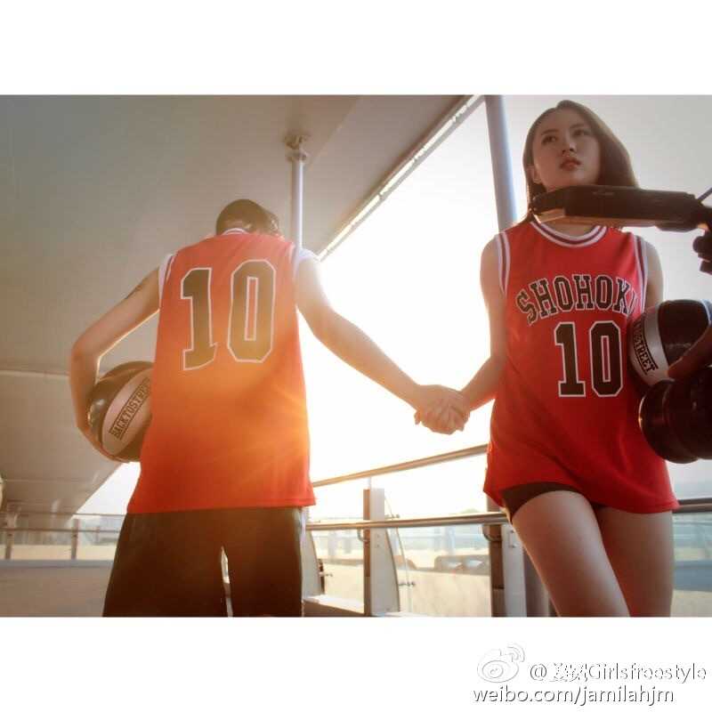 身穿蓝色休闲装的姜冕手持麦克风，背景是专业的篮球赛场，干练的气质中透露出作为篮球女主播的专业与自信。