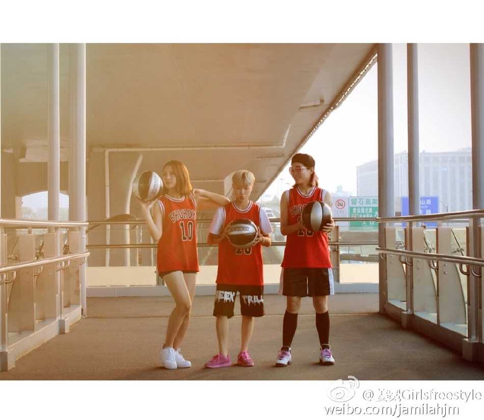 穿着白色球衣的姜冕在罚球线附近准备投篮，阳光洒在她认真的侧脸上，场边的观众都成了模糊的背景。