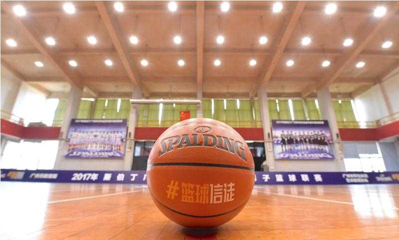 篮球信徒 闪耀广雅——重温2017广州初中男篮联赛巅峰一战 终场哨声吹响的瞬间,广东实验中学的队员们激动地围成一个圈,紧紧拥抱在一起,喜悦的泪水在他们年轻的脸庞上闪闪发光。