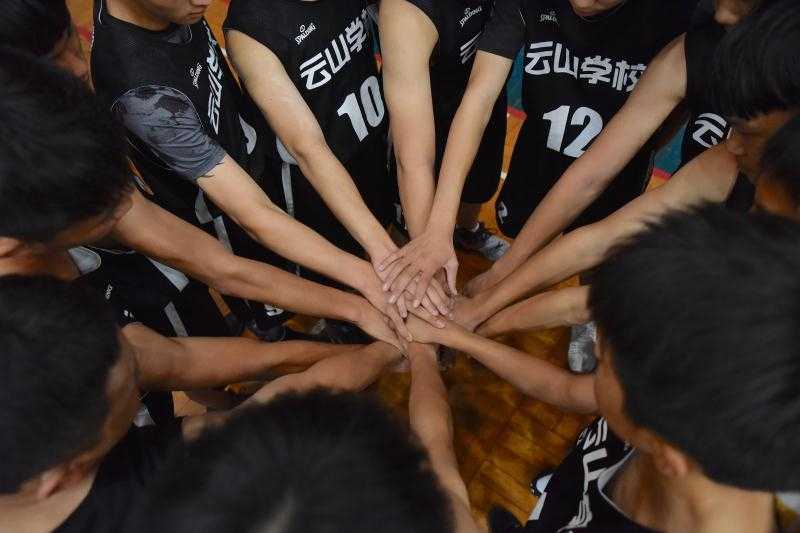 篮球信徒 闪耀广雅——重温2017广州初中男篮联赛巅峰一战 广东实验中学的4号球员刘长江如猎豹般突破重围,他高高跃起,手腕轻柔一拨,篮球在空中划出一道彩虹般的弧线,精准坠入网窝。