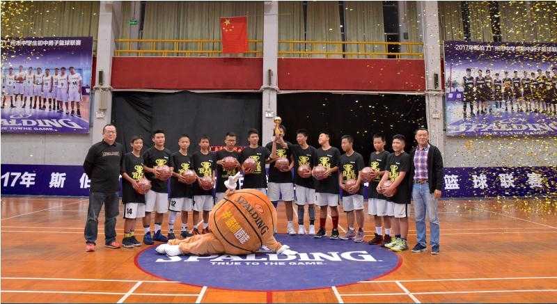 篮球信徒 闪耀广雅——重温2017广州初中男篮联赛巅峰一战 广雅中学体育馆内座无虚席,看台上彩旗飘扬,身穿校服的同学们挥舞着充气棒,眼神热切地聚焦在赛场中央那块即将燃烧的战场。