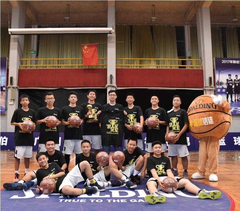 篮球信徒 闪耀广雅——重温2017广州初中男篮联赛巅峰一战 获胜的全队身着鲜亮的篮球信徒冠军T恤,簇拥着金色的奖杯,在镜头前定格下这张青春无敌的合影,每一张笑脸都写满了骄傲与梦想。
