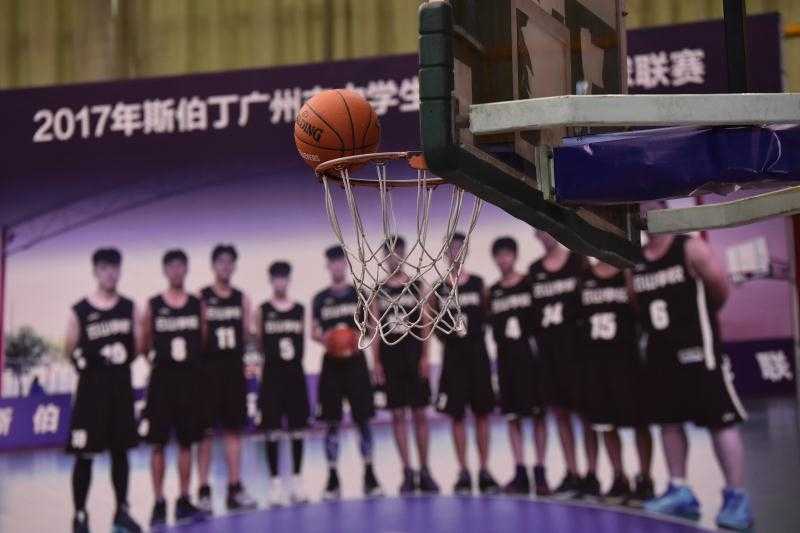 篮球信徒 闪耀广雅——重温2017广州初中男篮联赛巅峰一战 全场表现惊艳的刘长江接过印有自己名字的斯伯丁定制篮球和MVP奖杯,腼腆的笑容里藏着对未来的无限憧憬,这颗篮球将承载着他的梦想起航。