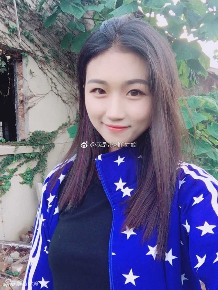 篮球场上的带刺玫瑰:她是甜美与野性的完美结合 赛后与夕阳下的篮球合影,微微气喘的她,身上散发着运动过后独有的健康光泽