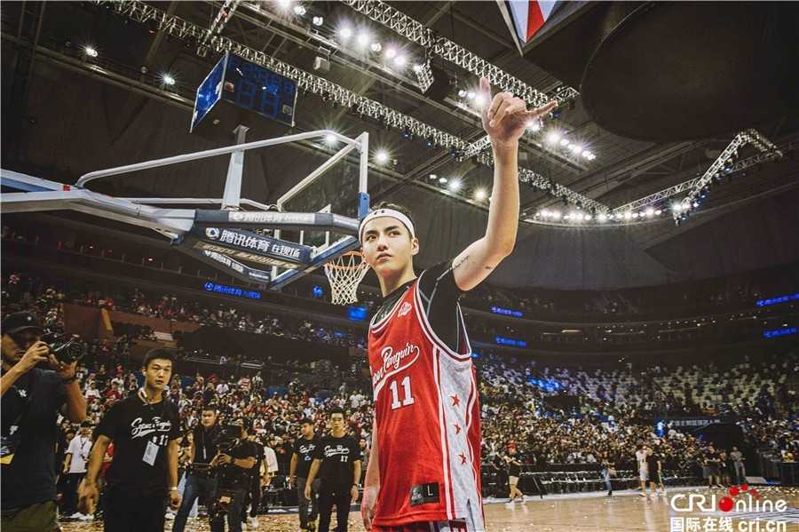 篮球场上的追梦少年:吴亦凡名人赛的高光时刻 吴亦凡眼神专注,面对防守球员娴熟地运球突破,仿佛还是那个为篮球痴迷的追风少年