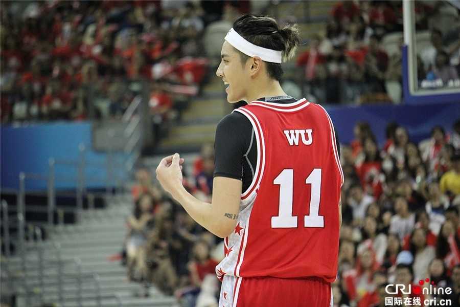 篮球场上的追梦少年:吴亦凡名人赛的高光时刻 面对高大的防守者,吴亦凡毫无惧色高高跃起投篮,专注的神情印证着他常说的只要站在场上就会全力以赴