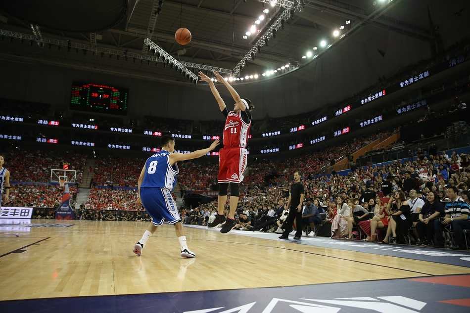 篮球场上的追梦少年:吴亦凡名人赛的高光时刻 身穿红色队服的吴亦凡在场上快速奔跑,脸上洋溢着发自内心的笑容,这一刻他只是一个享受篮球的大男孩