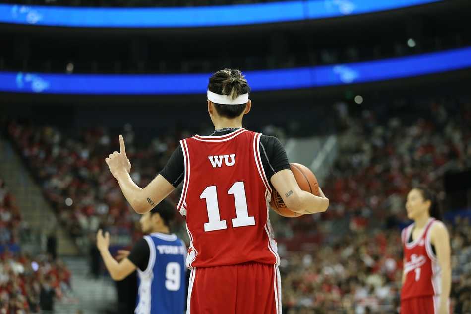 篮球场上的追梦少年:吴亦凡名人赛的高光时刻 带发箍的吴亦凡在人群中高高跃起摘下篮板,这一刻他不再是明星艺人,而是球场上拼尽全力的十一号球员