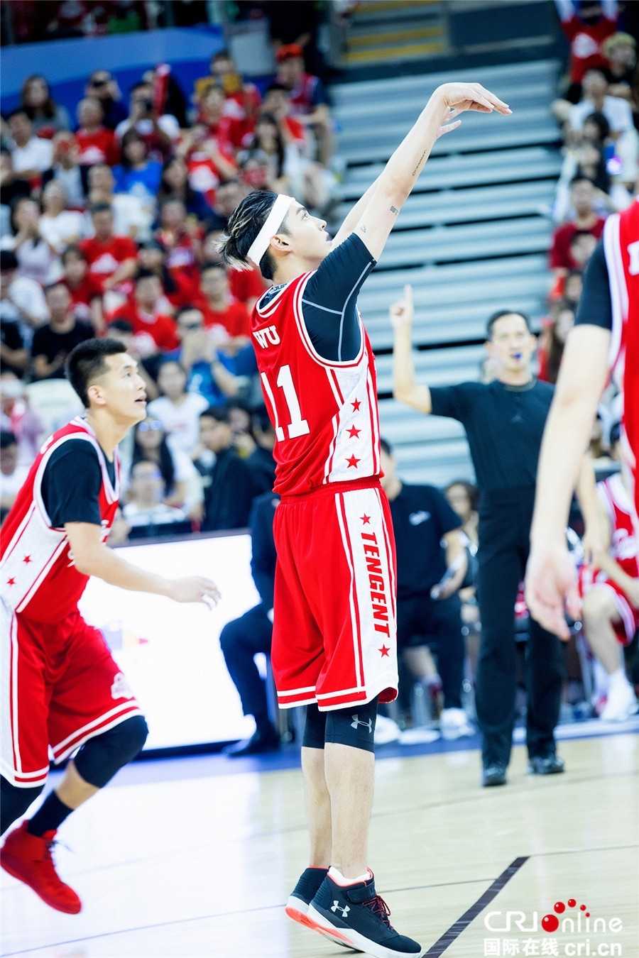 篮球场上的追梦少年:吴亦凡名人赛的高光时刻 吴亦凡在比赛中尝试高难度抛投,动作舒展流畅,将演艺天赋与运动基因完美融合在篮球场上