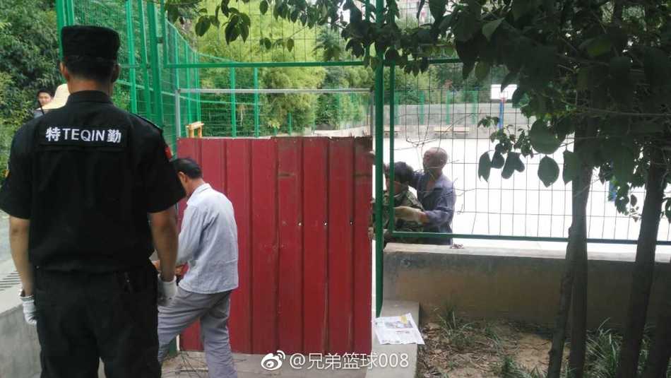 篮球场之争落幕:洛阳王城公园关闭球场,另辟新地平息风波 几名年轻人站在空荡荡的篮球架下,手中抱着篮球,眼神中透露出无奈与渴望。曾经挥洒汗水的场地如今变得寂静,他们与不远处跳舞的人群形成鲜明对比,凸显出公共资源紧张下的双输局面。