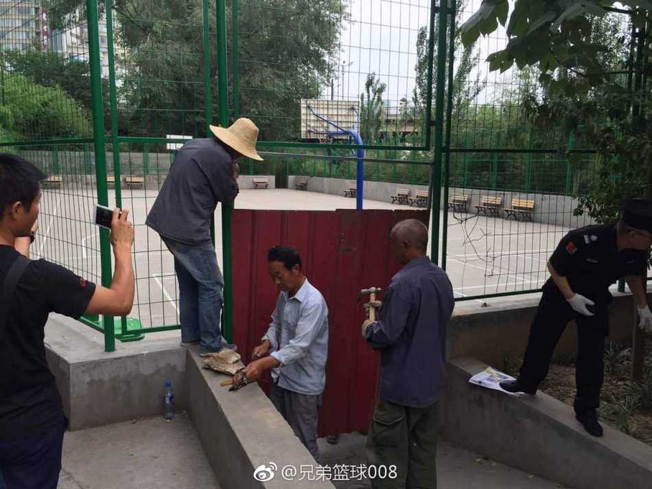 篮球场之争落幕:洛阳王城公园关闭球场,另辟新地平息风波 夜幕降临,华灯初上,公园的告示牌前围满了散步的市民。他们驻足观看,交头接耳地议论着这场持续多日的争端,背景是模糊的舞动身影,整个场景仿佛一幅现代都市生活需要重新寻找平衡点的缩影。