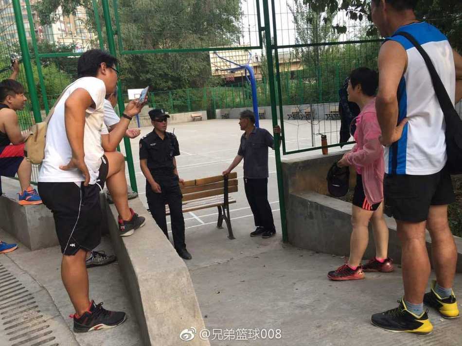 篮球场之争落幕:洛阳王城公园关闭球场,另辟新地平息风波 在距离原篮球场不远处的空地上,大爷大妈们已经摆开阵势重新起舞,虽然新场地略显紧凑,但她们的脸上依然带着对舞蹈的专注与热情,身后的绿树与灯光见证着这场耐心的转移。